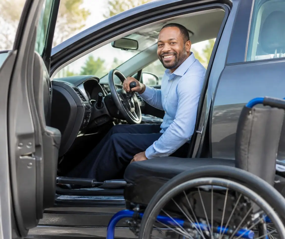 Condutor com deficiência sorrindo ao volante de um carro adaptado